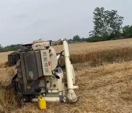 收割機(jī)側(cè)翻，消防員用液壓剪和臥式千斤頂救援